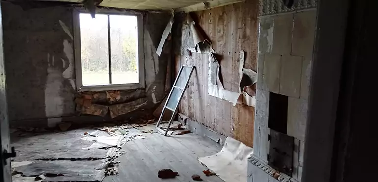 Why Selling a Distressed House Through Traditional Methods Fails in Overland Park